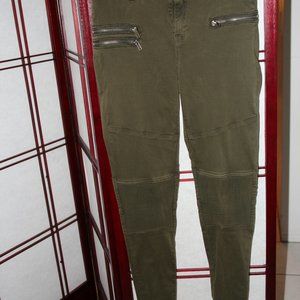 Jeggings with Zipper Pockets as well as knee pleat